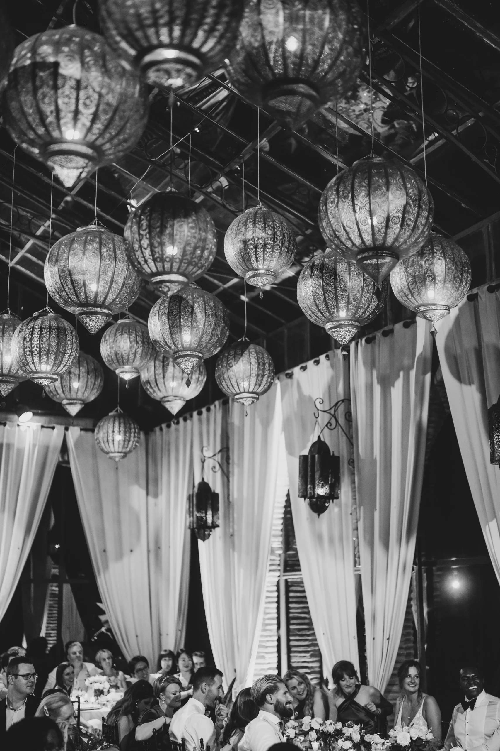 Hochzeitsdinner in der Toskana mit orientalischen Laternen und festlicher Atmosphäre unter Stoffbahnen.