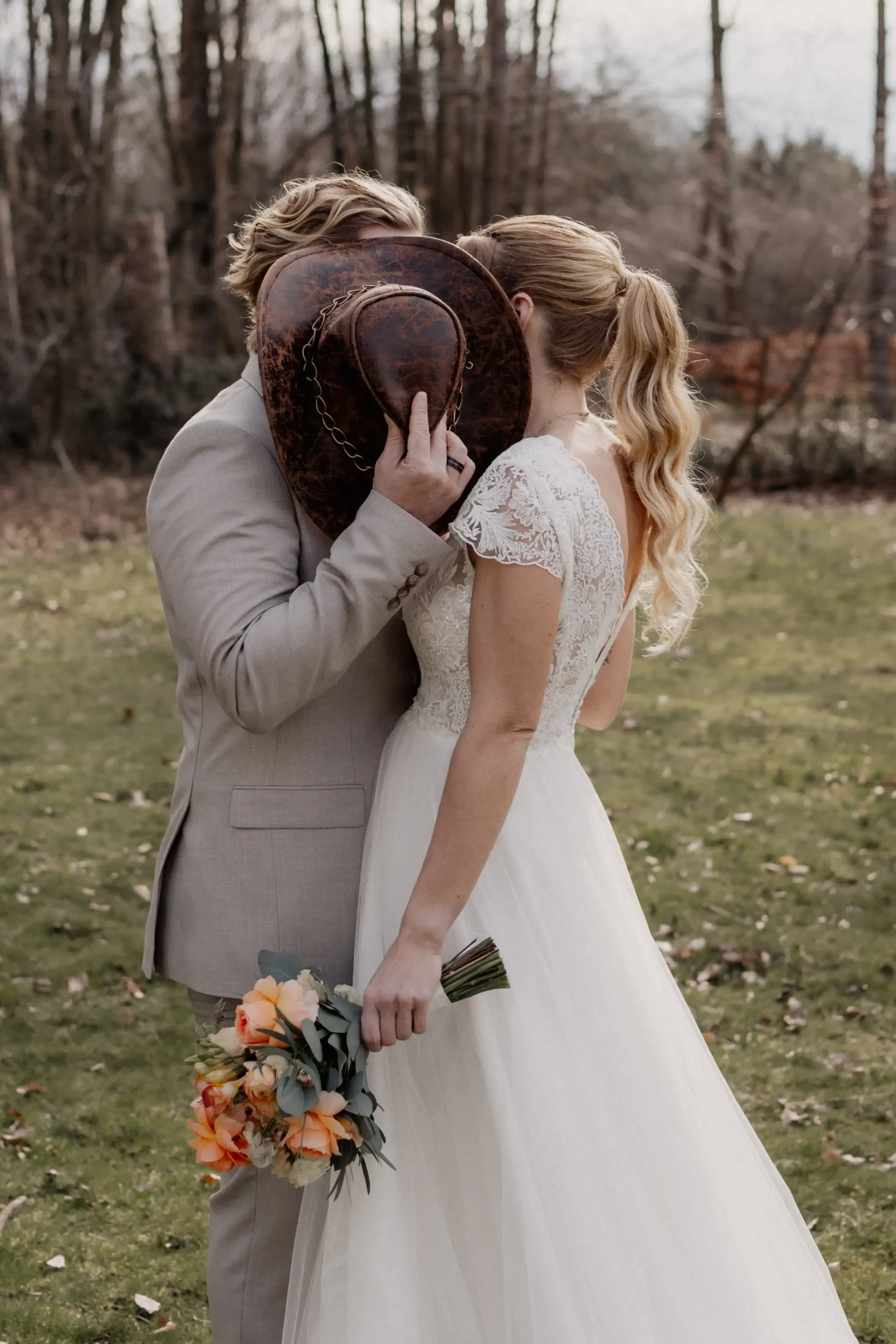 Bridal couple with hat and bouquet, planned by Stefania.