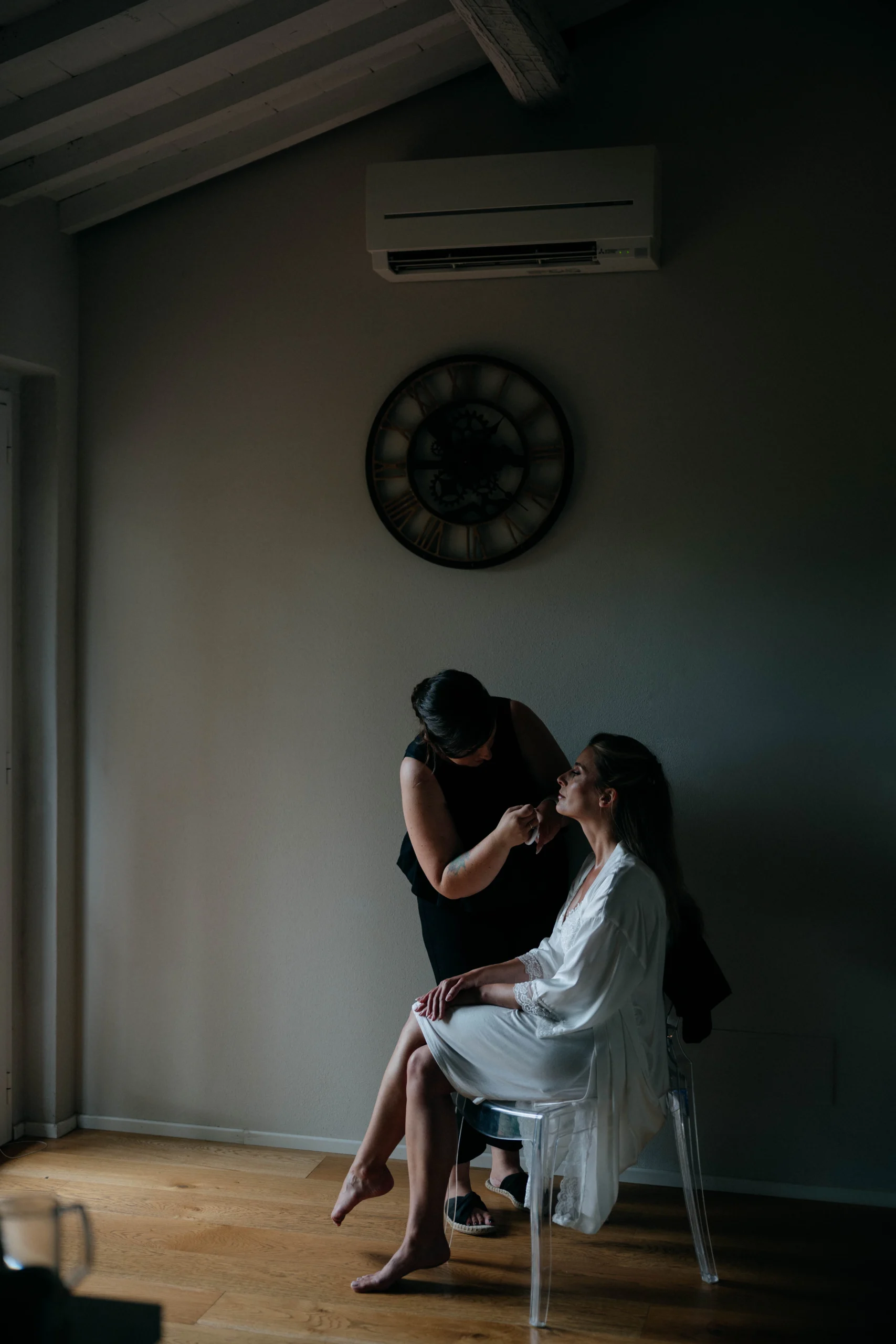 ride getting makeup done before Tuscany wedding – soft morning light and intimate bridal prep moment