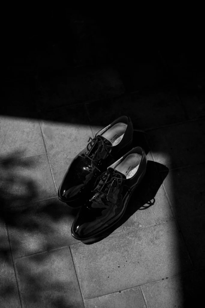 Groom’s shoes in dramatic light – editorial wedding detail in Tuscany