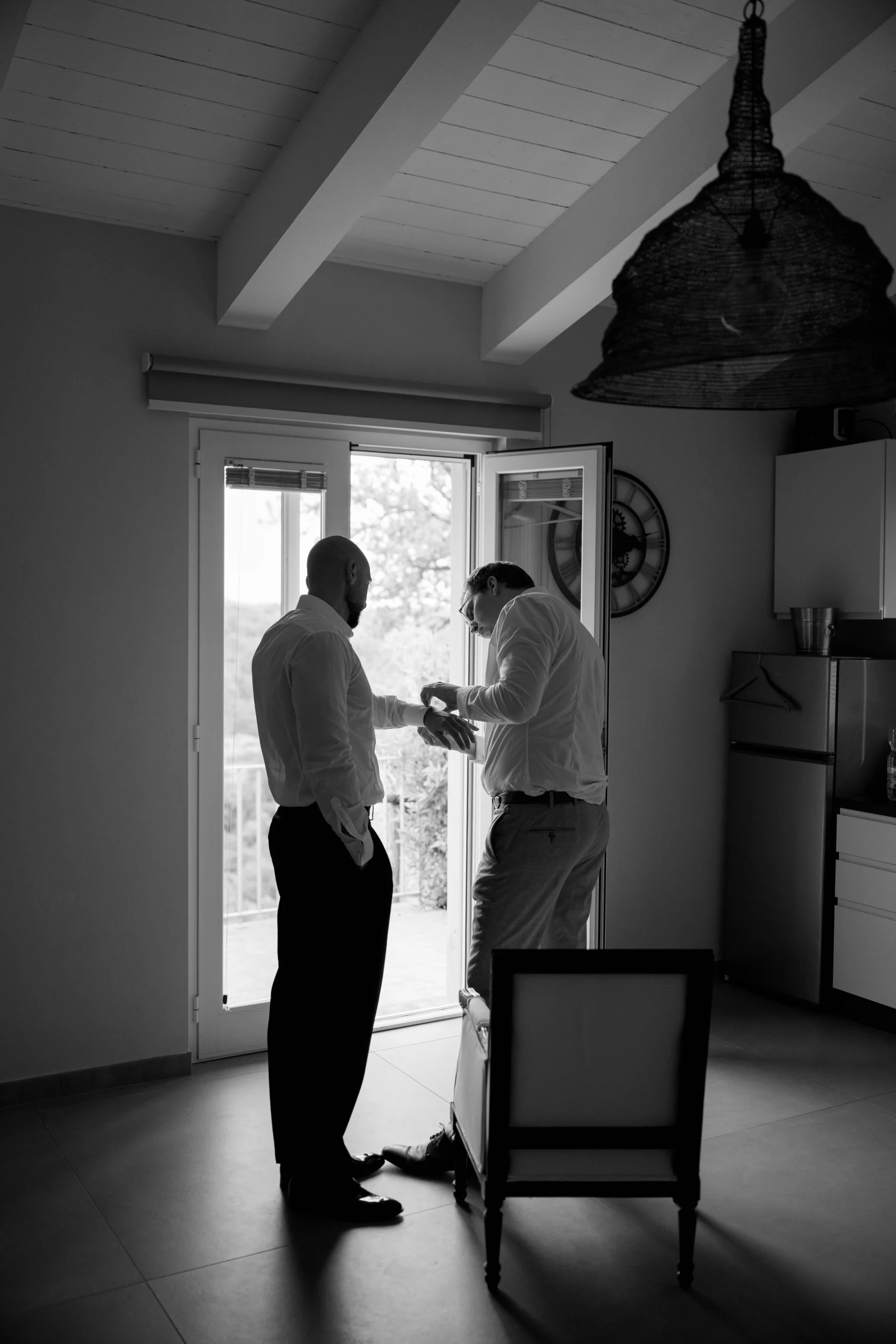 Groom getting ready with friend in Tuscany – candid black and white moment before the ceremony