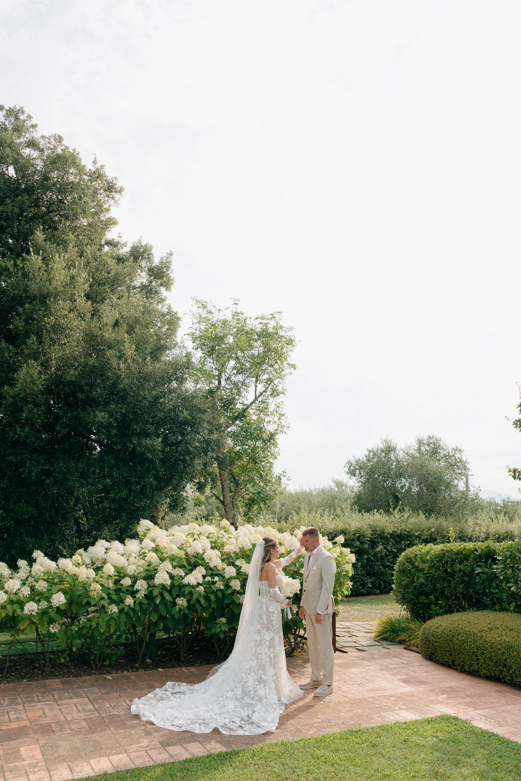 Bride seeing her father before the ceremony – emotional garden moment in Tuscany
