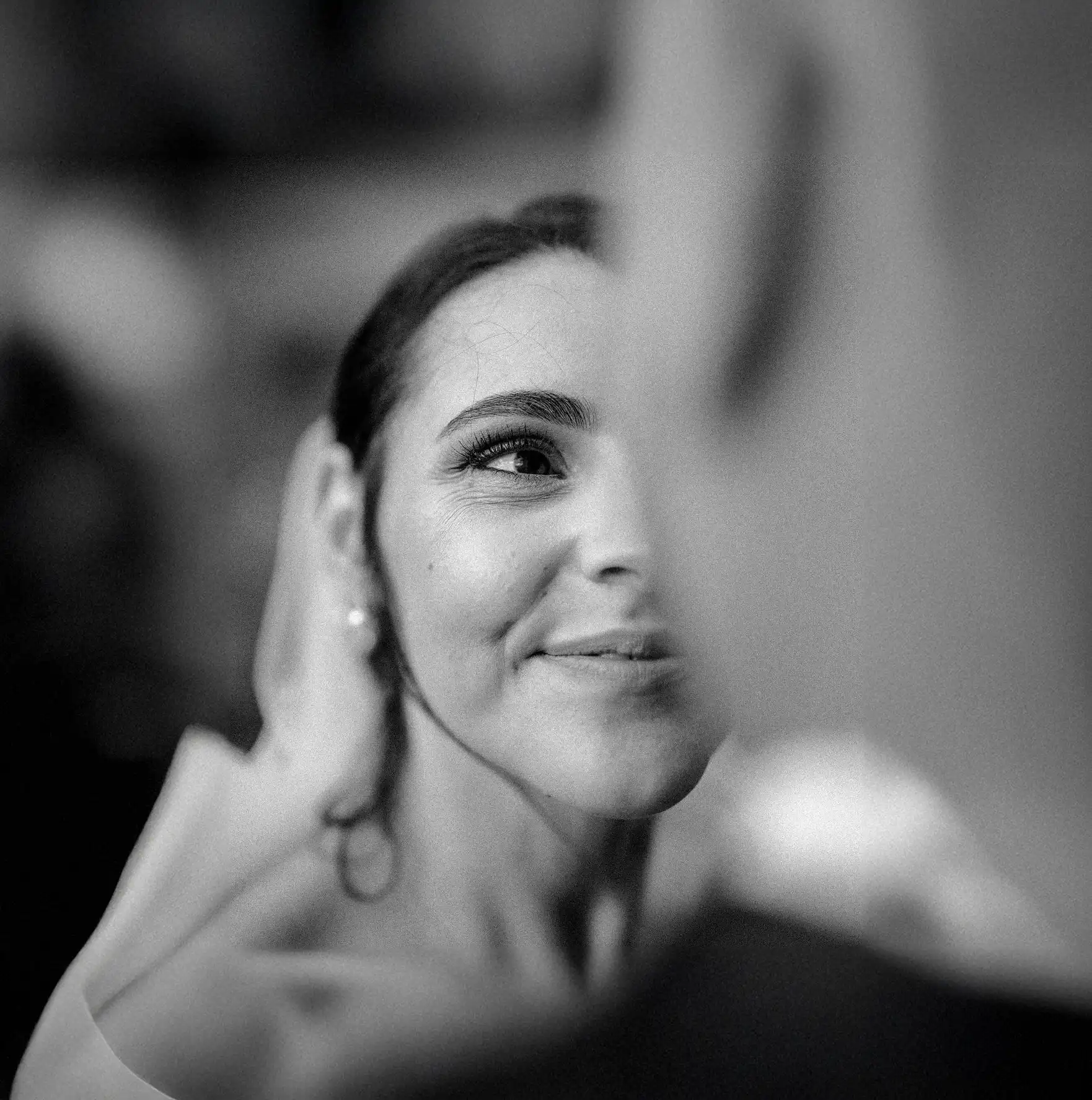 Intimer Moment der Braut beim liebevollen Blick zum Partner