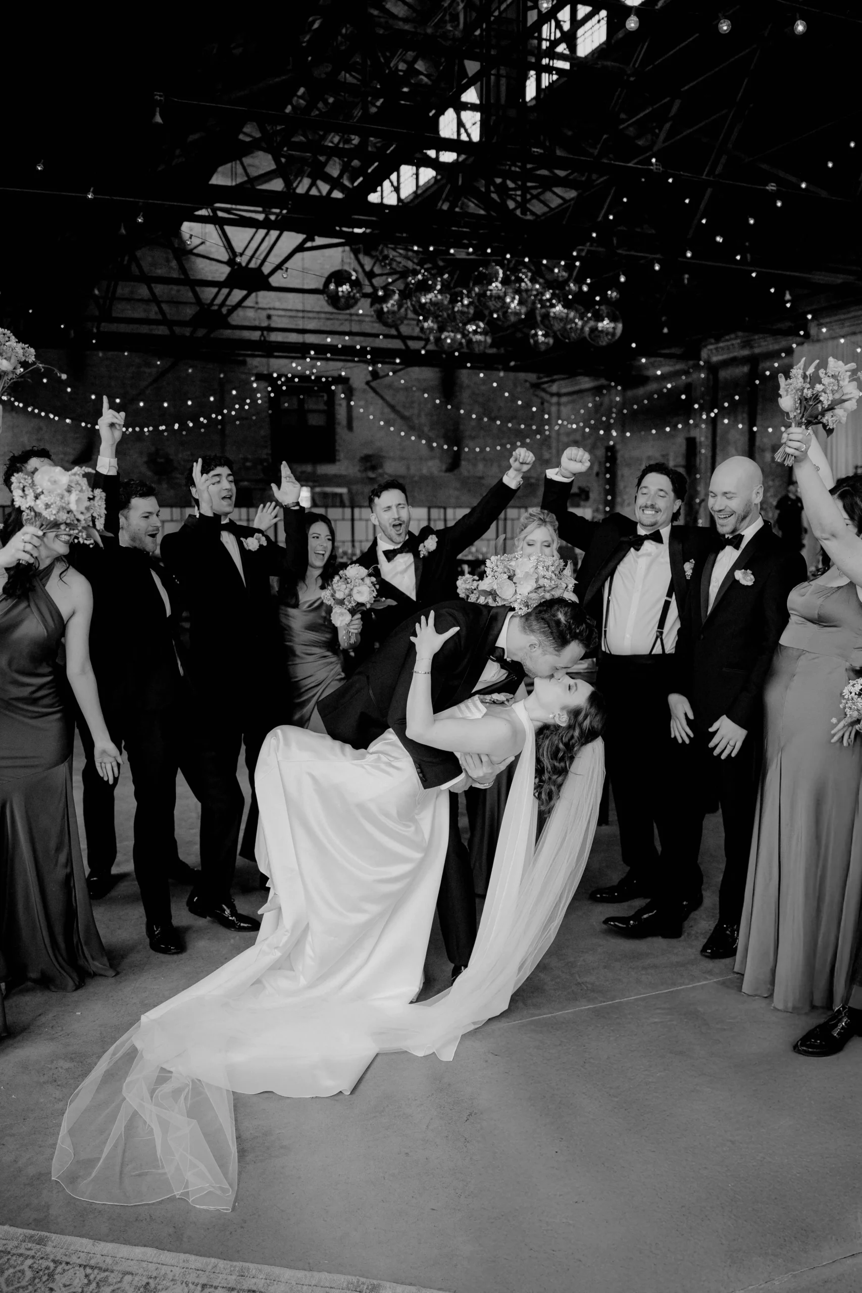 Hochzeitsparty mit ausgelassener Stimmung