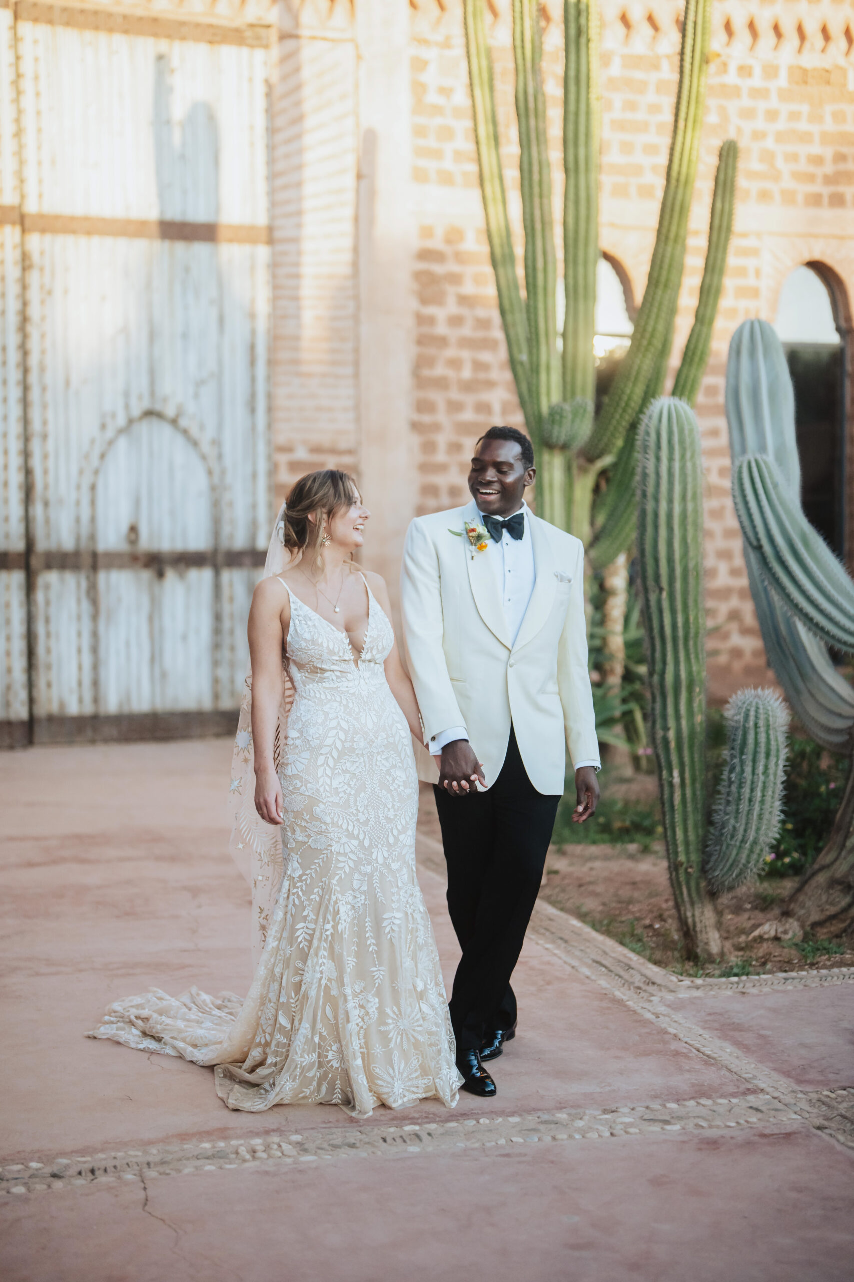 Braut und Bräutigam blicken sich beim First Look in die Augen