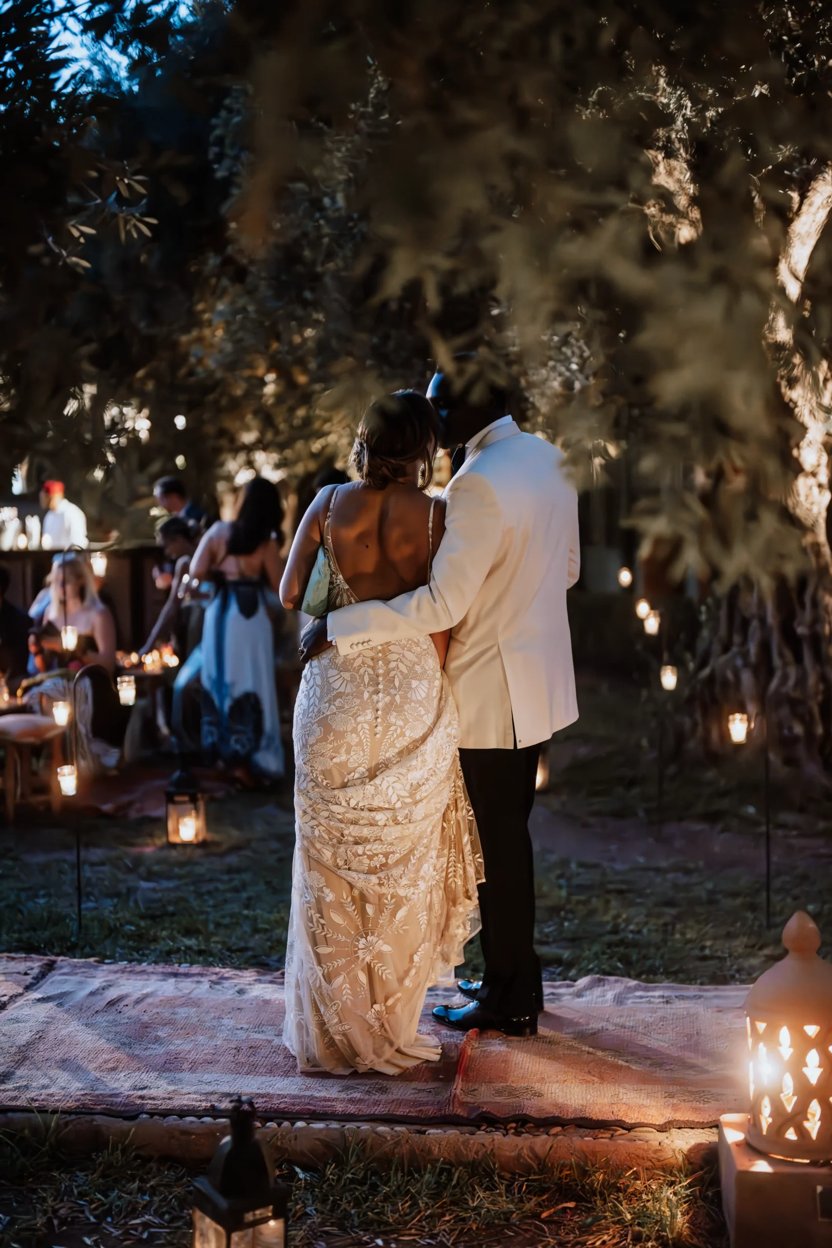 Hochzeitstanz unter Lichterketten