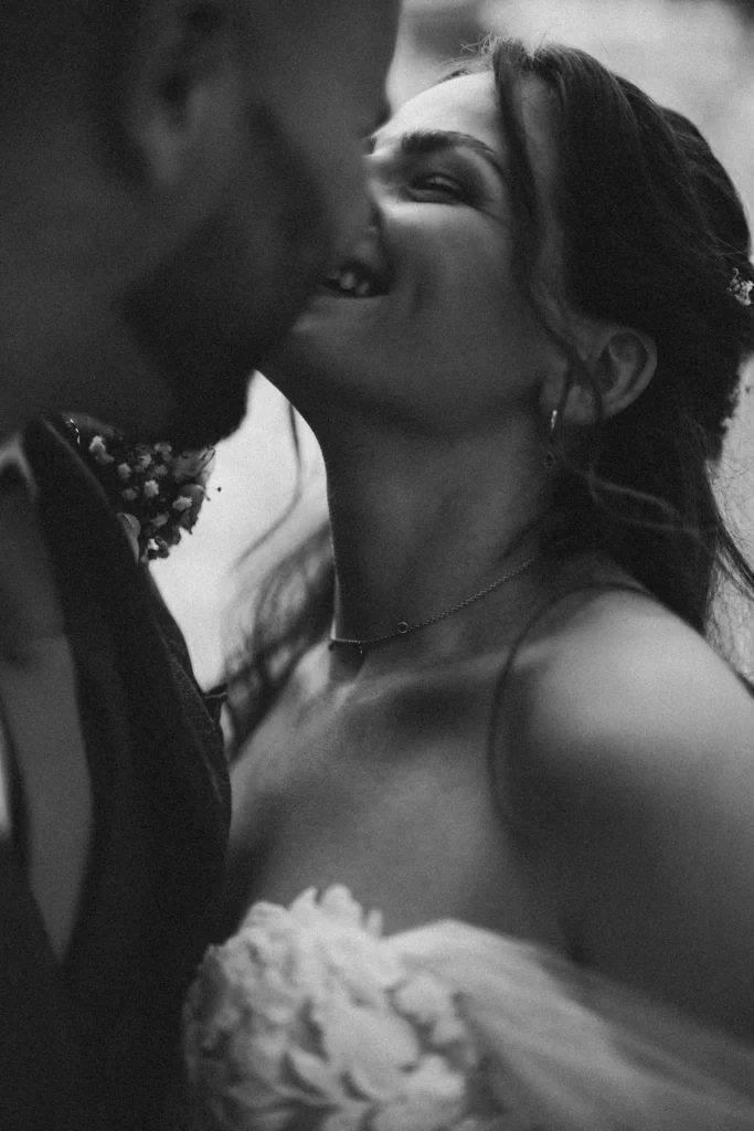 Zärtlicher Moment des Paares im Nahporträt während des Hochzeitstages