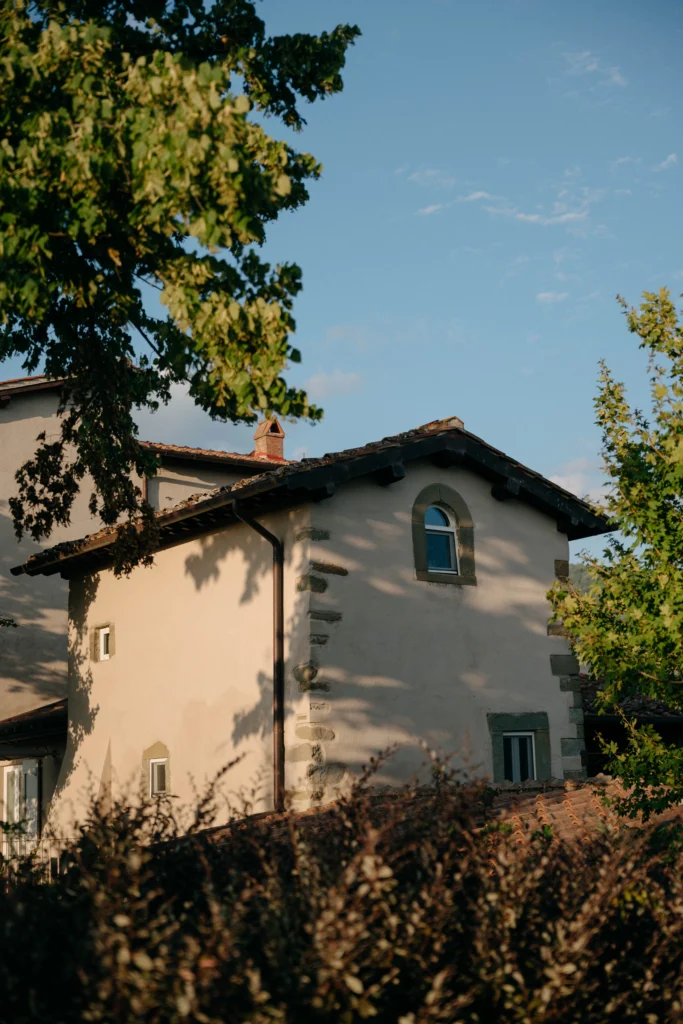 Villa Podere Giusti mit heller Fassade in toskanischer Natur