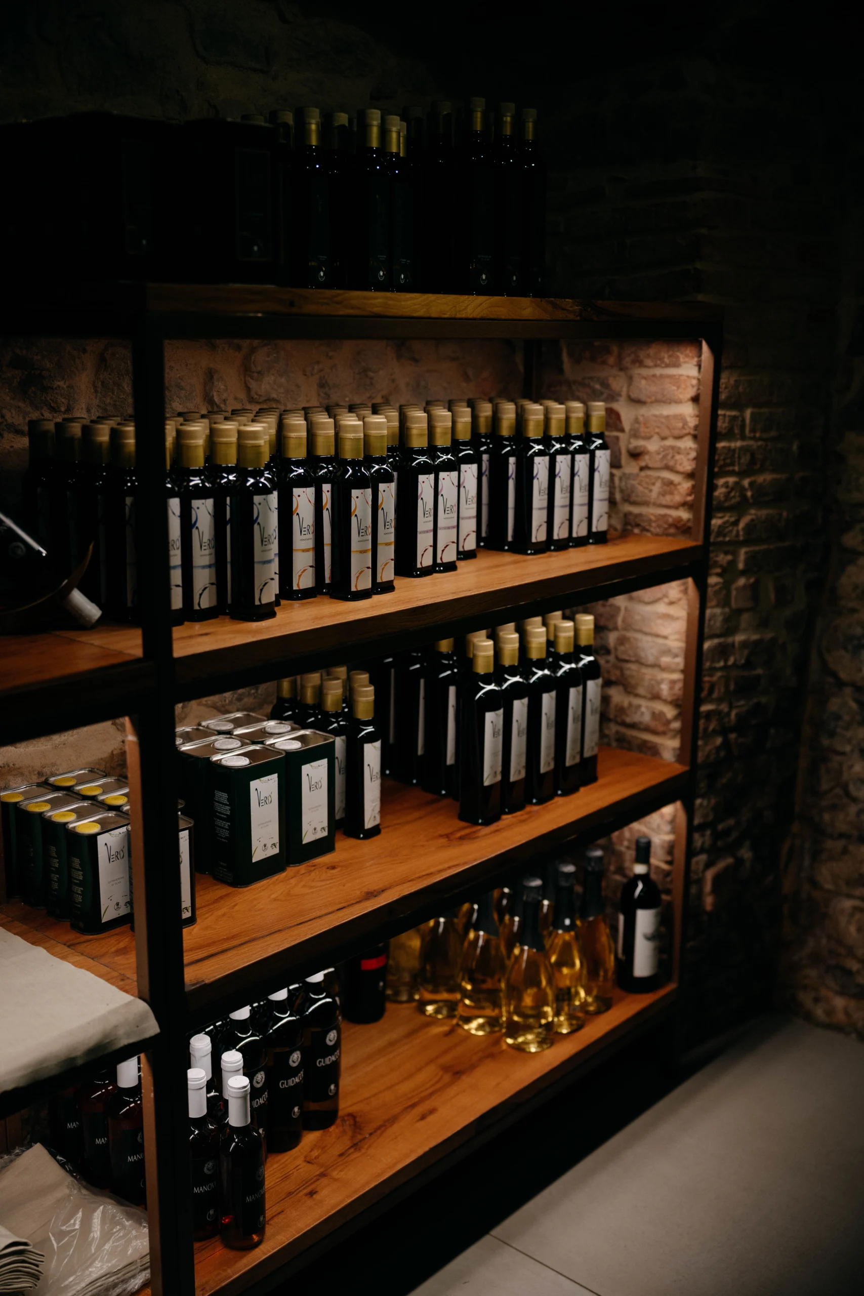 Toskanisches Weinregal mit lokalen Spezialitäten