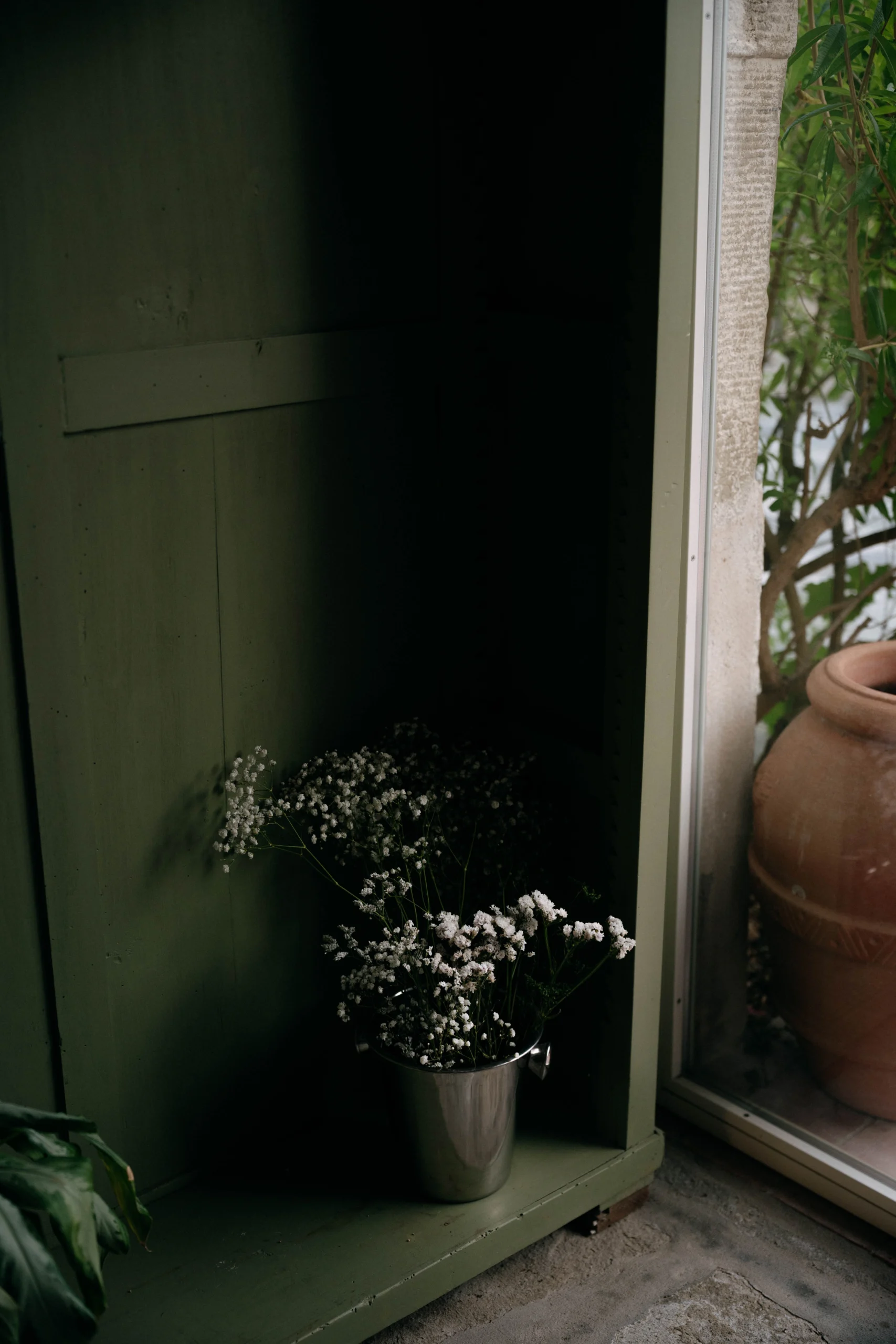 Florale Details in einer toskanischen Hausnische