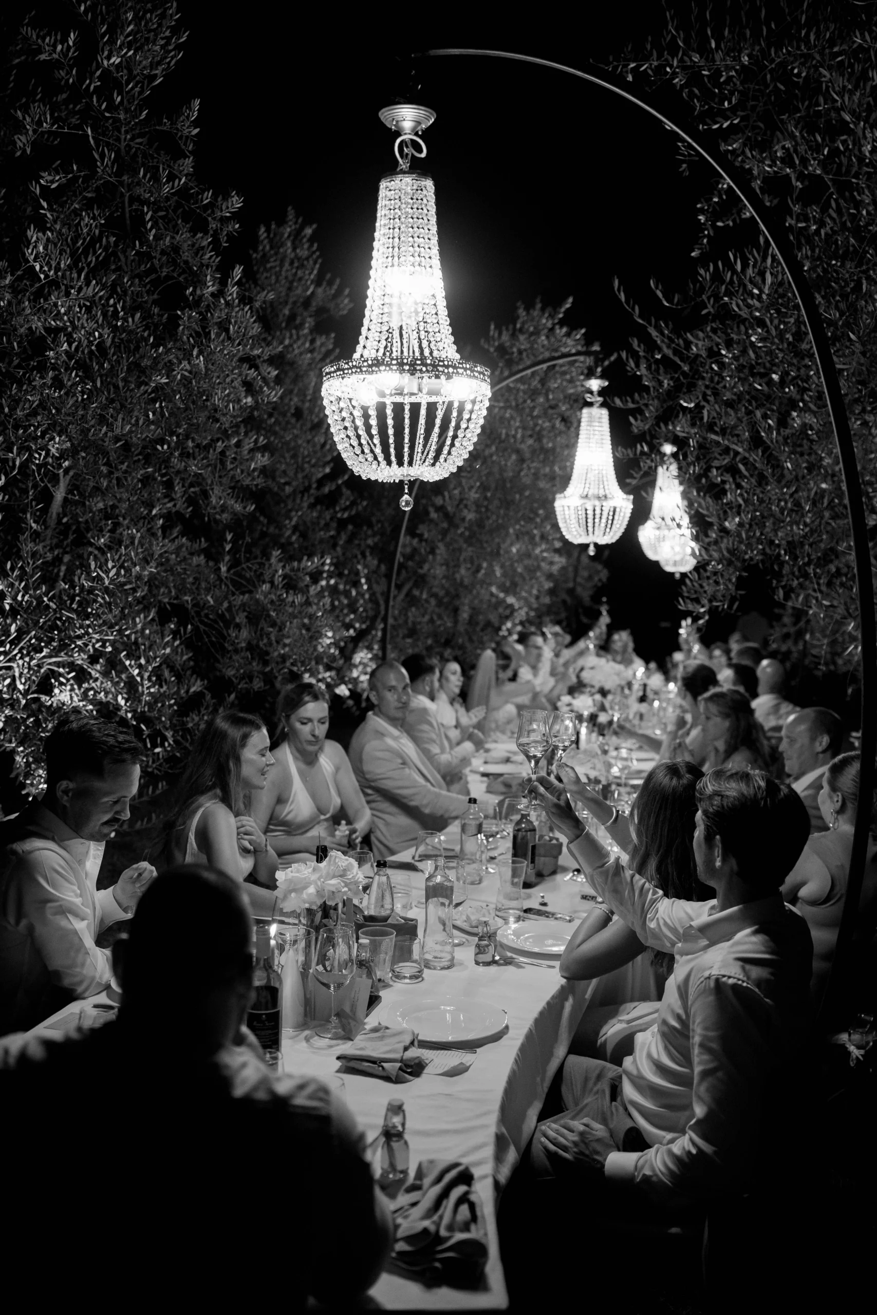 Abendessen unter Toskana Lichterketten bei einer Outdoor-Hochzeit