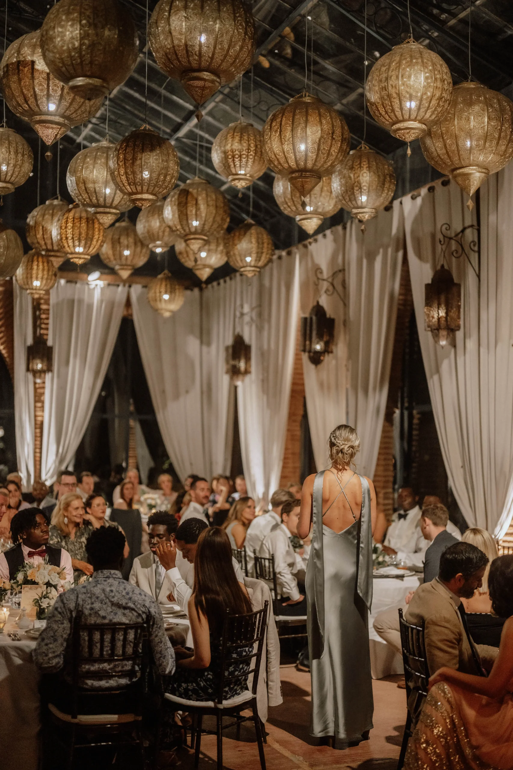 Hochzeitsempfang mit goldenen Lampions