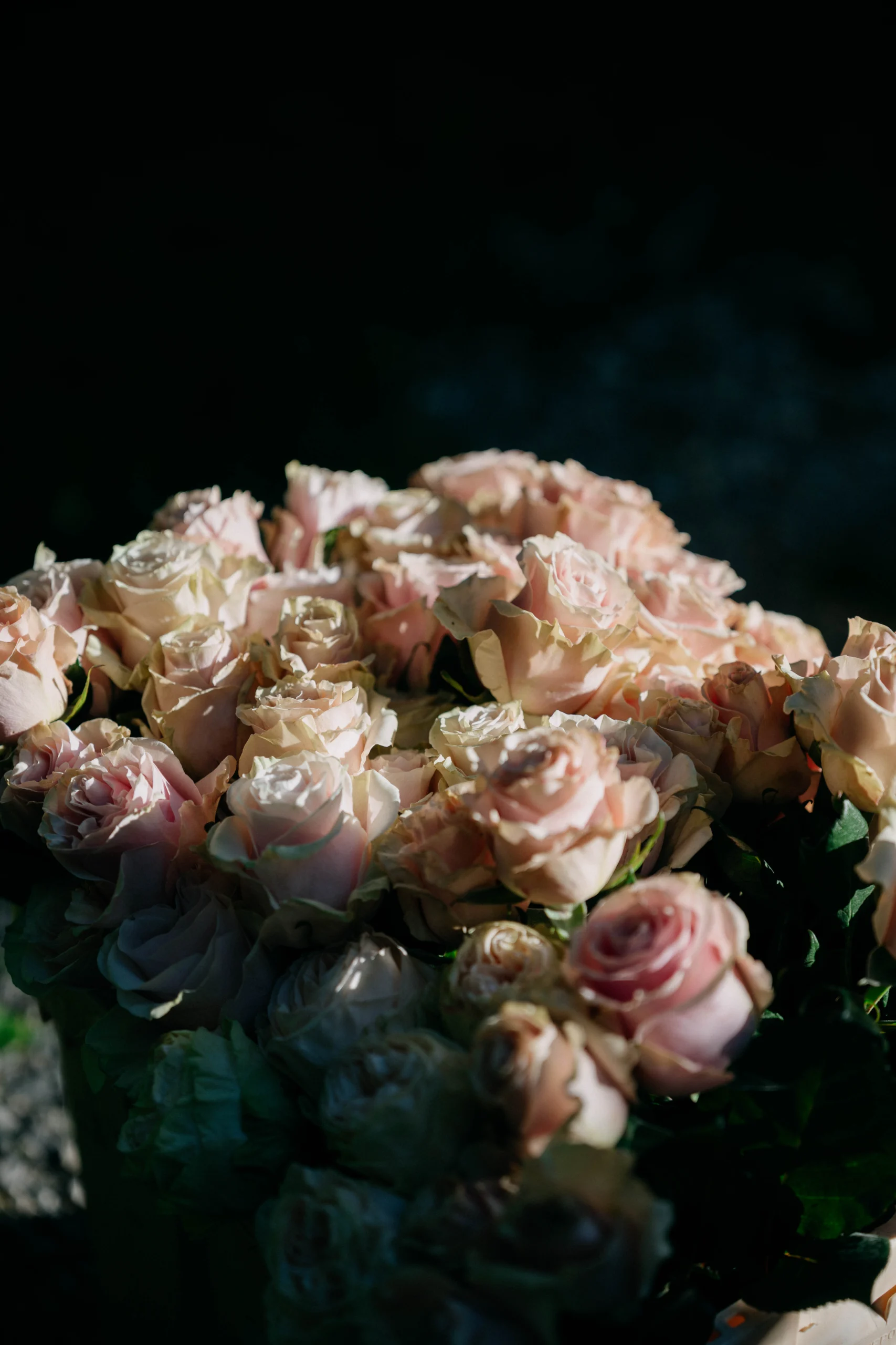 Bouquet of soft blush roses in sunlight, Munich wedding at La Villa