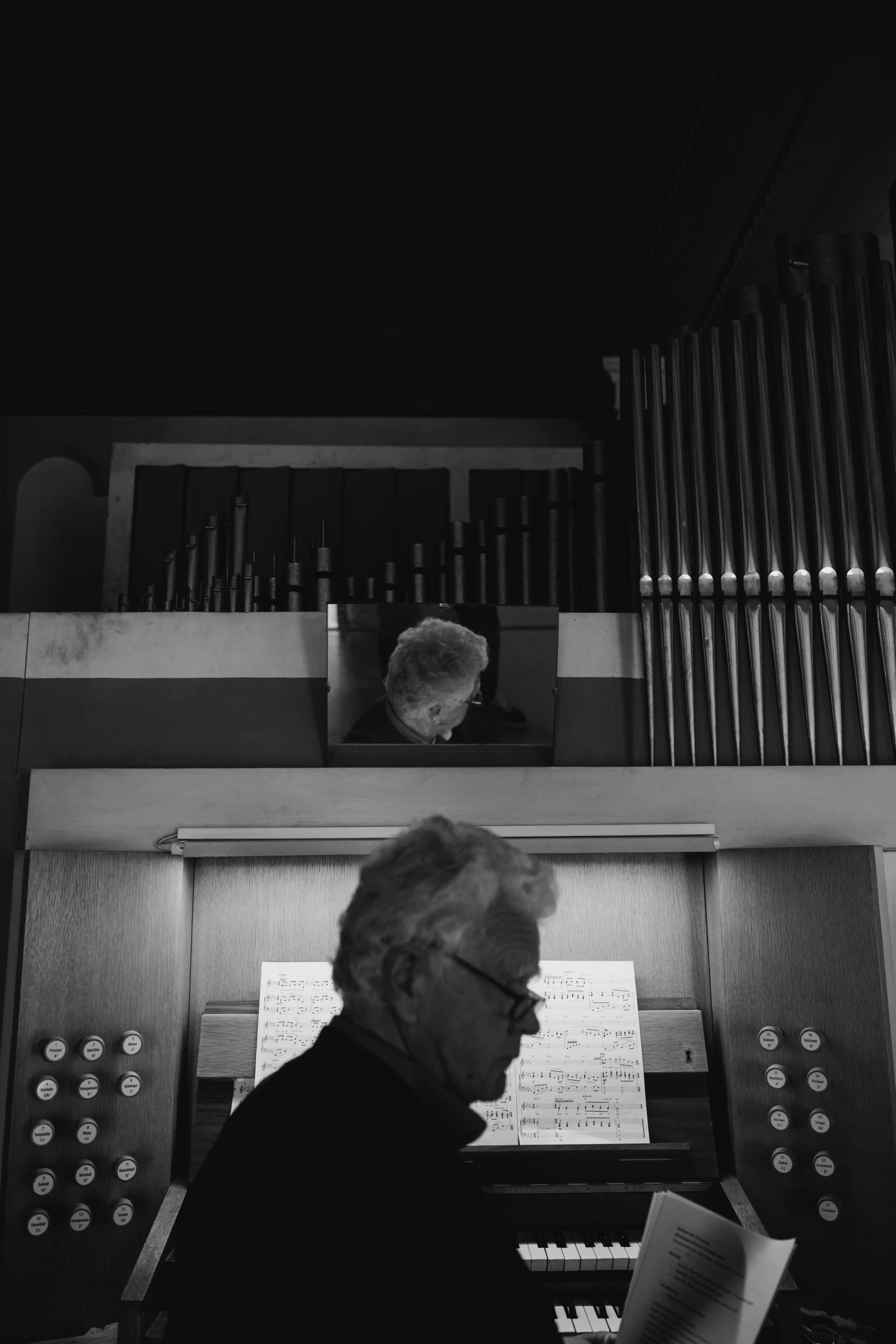 Organist at the church organ, black and white, Munich wedding at La Villa
