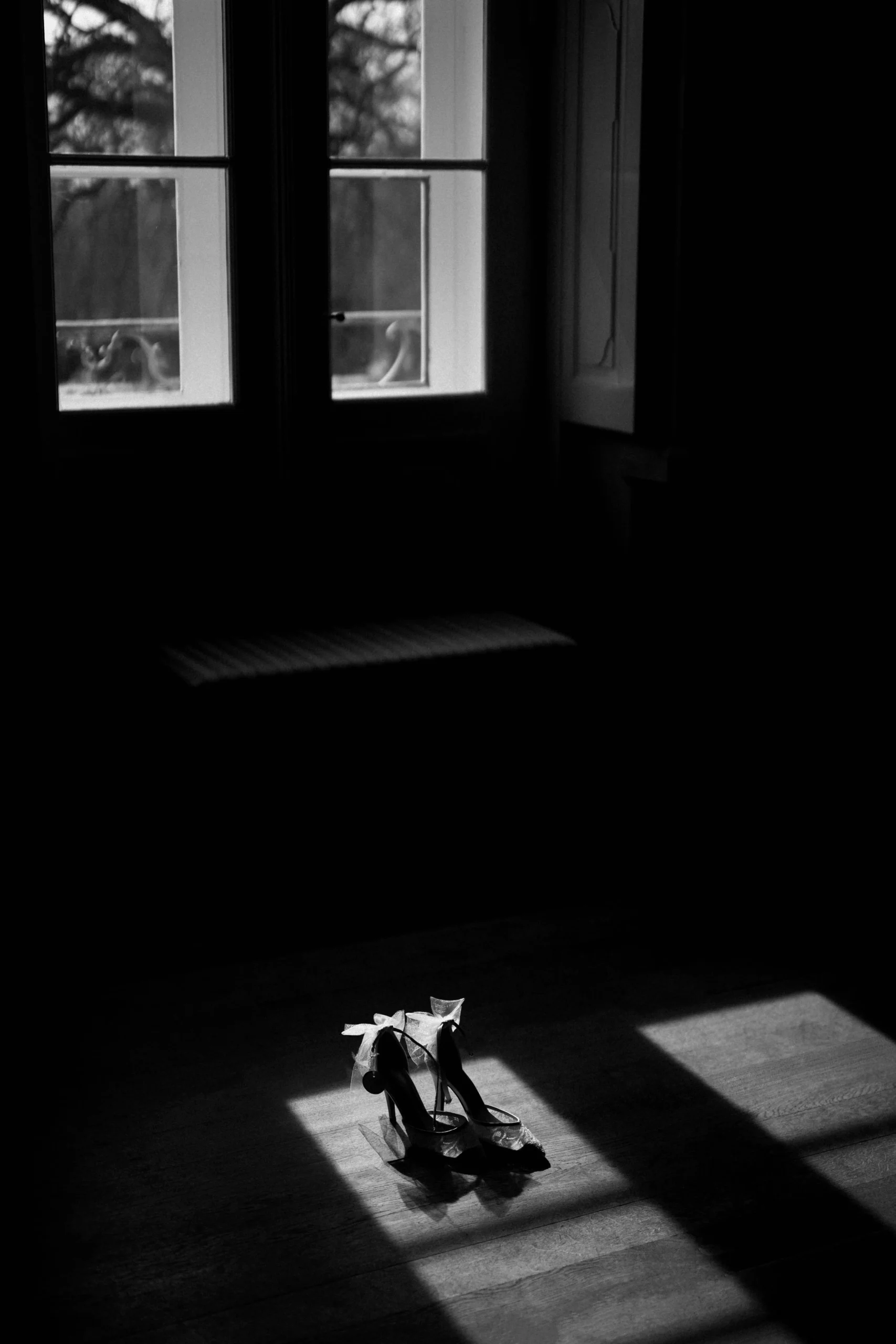 Bridal shoes in Tuscany wedding light